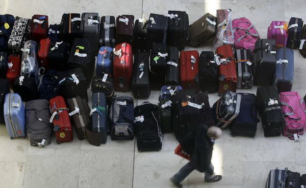 Maletas en un aeropuerto. /Reuters