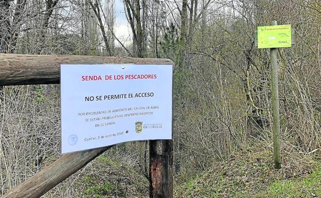 Cartel instalado por el Ayuntamiento al comienzo de la Senda de los Pescadores. /M. Rico