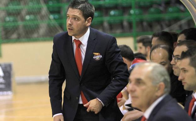 Diego Gacimartín sigue con atención el desarrollo de un partido./Antonio Tanarro