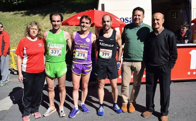 Roberto Bueno Losada, en el centro, ganador de la última Media Maratón de Béjar. /DSATL.