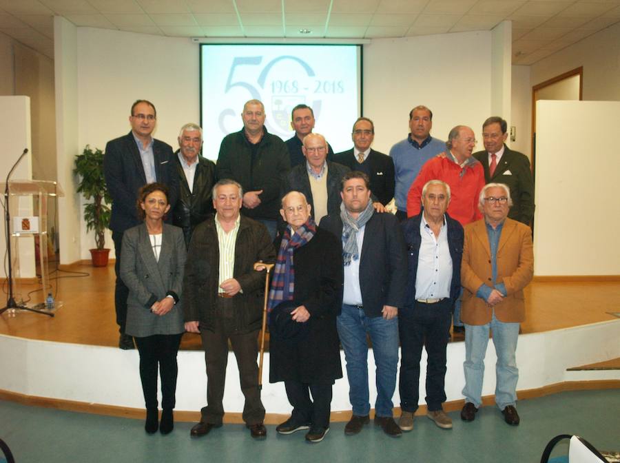 Varios de los presidentes del CD Íscar, junto al Alcalde, empresarios patrocinadores, ex jugadores veteranos durante en la presentación de los actos conmemorativos del club