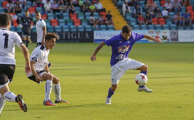 Albertin intenta controlar un balón durante el partido que la Bañeza disputó en El Helmántico./Antoraz