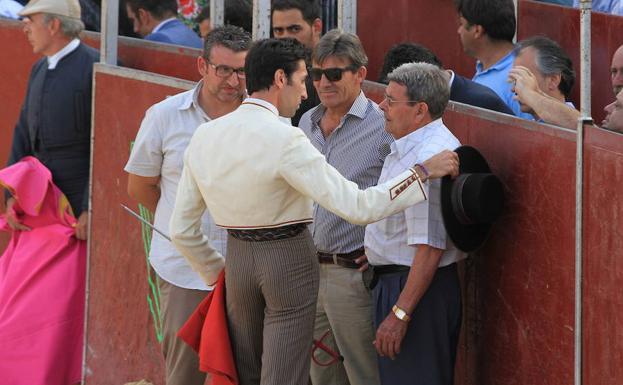 El novillero Daniel Menés charla con el padre y amigos de Víctor Barrio, durante el memorial del pasado 23 de agosto. /El Norte