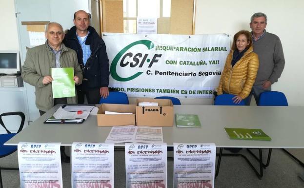 Delegados de CSI-F, ayer en el encierro en la cárcel de Segovia. /El Norte