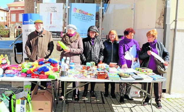 Voluntarios de Manos Unidas, en una anterior campaña solidaria en Baltanás. /Luis A. Curiel