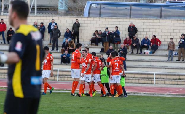 Los jugadores de Unionistas celebran el tanto de Manjón ante La Bañeza. /MANUEL LAYA