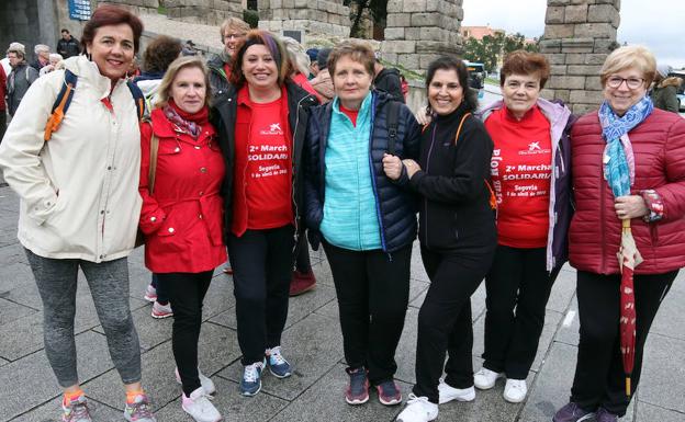 Un grupo de participantes de la segunda marcha solidaria organizada por Cruz Roja en Segovia. /Antonio de Torre