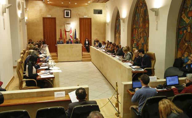 Pleno del pasado viernes, en el que se aprobaron definitivamente las cuentas de 2018./LAYA