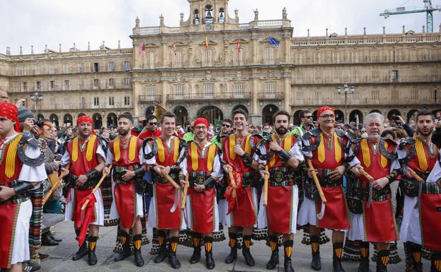 Los participantes en el desfile de moros y cristianos posan en la Plaza Mayor. /VÍCTOR ANTORAZ