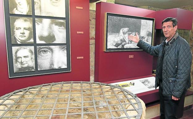 Rafael Cantalejo muestra la exposición de fotografías de Rodera. /A. de Torre