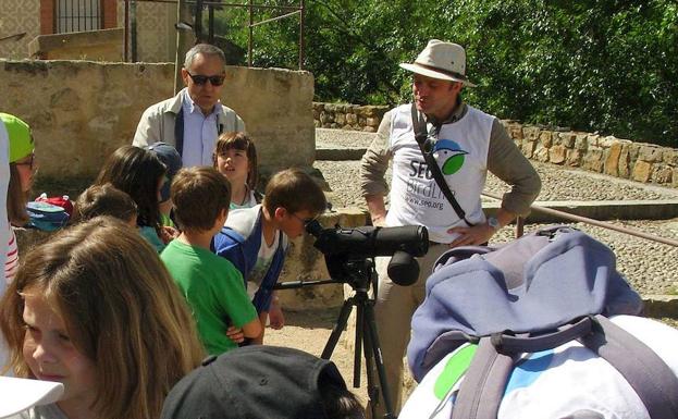Taller de avistamiento de aves en el programa Segovia Educa en Verde./El Norte