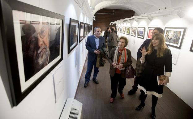 Mar Sancho guía la visita a la exposición del Archivo General, con Úrsula Rodríguez -viuda de Pereira- en segundo plano. /El Norte