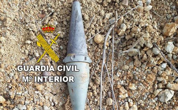Proyectil encontrado por un vecino en Monte la Reina. /EL NORTE