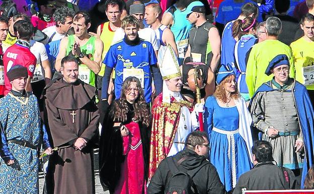 Figurantes y actores del Sinodal, en la última media maratón. /A. de Torre