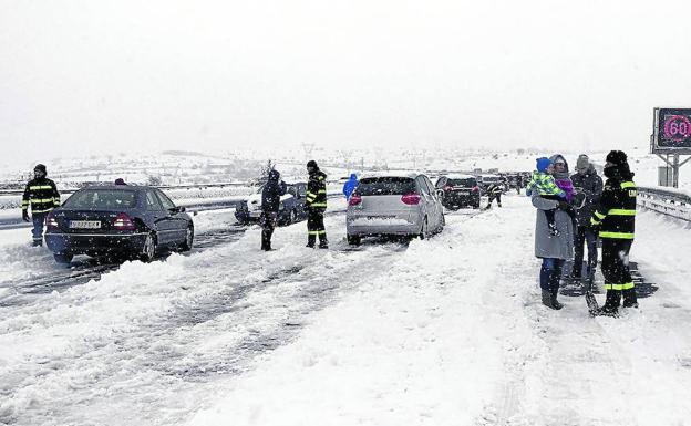 Militares de la Unidad de Emergencias atienden a viajeros atrapados en la AP-6 en fin de semana de Reyes. /Efe