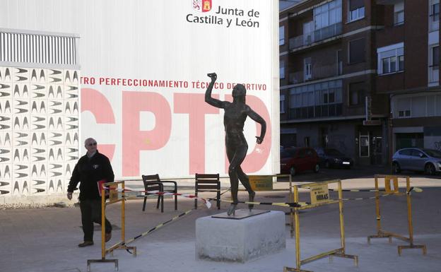 Estatuta de Marta Domínguez tras su traslado al Campo de la Juventud./Antonio Quintero