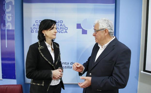Isabel Antolín, junto a José Luis Martín Aguado, en el hospital de Salamanca. /LAYA