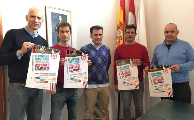Juanjo González (comité organizador), Miguel Sevillano (comité organizador), Óscar Casas (concejal de Deportes, Juventud y Festejos del Ayuntamiento de Villamayor), Óscar Martín (comité organizador) y Manuel Gago (alcalde de Villamayor). /WORD