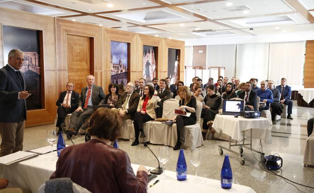 Numerosos ganaderos asistieron ayer a la jornada sobre el seguro de ganado vacuno en Salamanca. /MANUEL LAYA