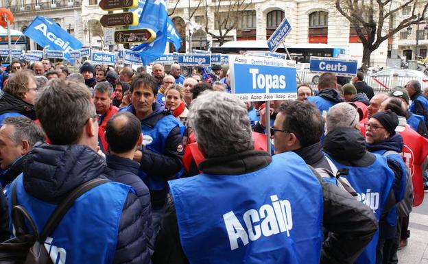 Representantes sindicales de la prisión de Topas, ayer en Madrid. /WORD