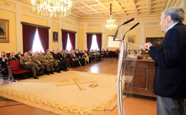 Marino Martínez Para se dirige al público tras recibir el Premio San Hermenegildo de la Real Hermandad de Veteranos de las Fuerzas Armadas y de la Guardia Civil. /Antonio Tanarro
