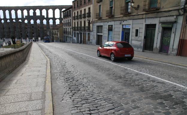 Un coche circula por la calle San Juan. /Antonio Tanarro
