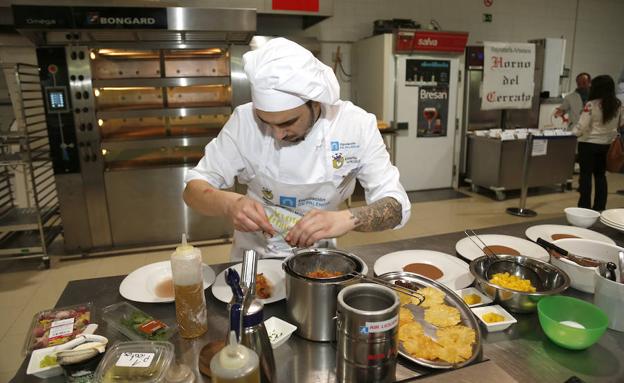 Uno de los participantes prepara los platos a concurso, en la sesión del jueves. /Antonio Quintero