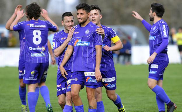 Los jugadores del Palencia Cristo felicitan a Pelayo por su gol. /Tomás Alonso