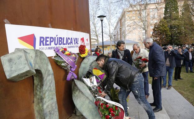Ramos de flores recuerdan a las victimas del franquismo en el Parque de la Carcavilla./ ANTONIO QUINTERO