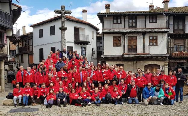 Miembros de las cinco asambleas comarcales de Cruz Roja que ayer participaron en el Encuentro de Voluntarios en La Alberca./Marjés