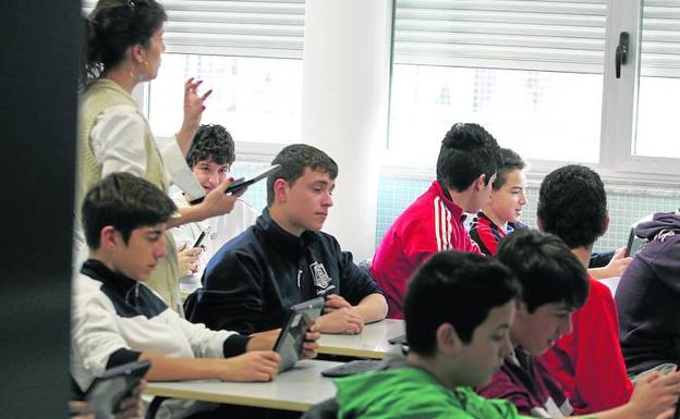 Estudiantes de la ESO escuchan las explicaciones de su profesora en el instituto Tomás Bretón de Villamayor. /WORD