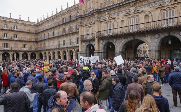 Participantes en la protestea de ayer en la Plaza Mayor./Antoraz