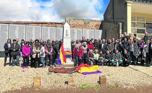 Un momento del acto de homenaje de ayer en el cementerio. /WORD