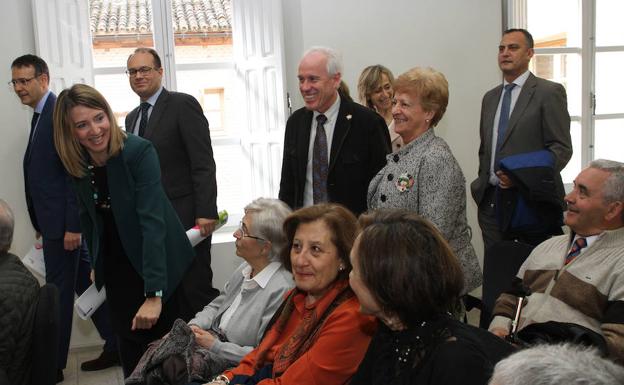 La consejera saluda a unos alumnos del programa. /Brágimo-Ical
