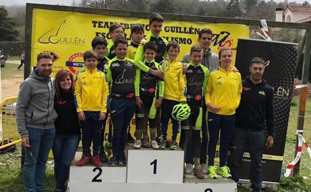 Miembros de la Escuela Bejarana de Ciclismo junto a Moisés Dueñas y Laudelino Cubino. /