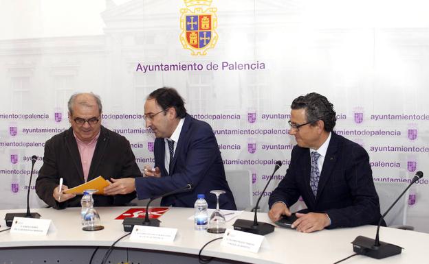 Firma del convenio entre ek Palencia Baloncesto y el Ayuntamiento./Alba Bardón