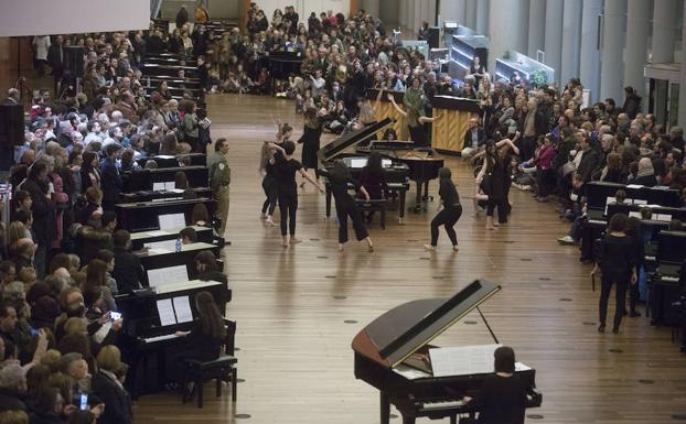 Profesores y alumnos del Conservatorio tocaron cincuenta pianos en el foyer del Centro Miguel Delibes en febrero. /G. Villamil