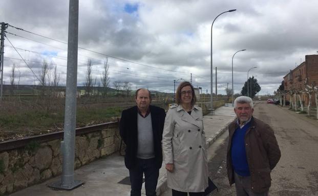 Ángeles Armisén, entre Baldolmero García y José Antonio Arija, en Piña de Campos./El Norte