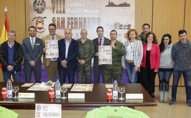 Organizadores, representantes de las instituciones y de las empresas colaboradoras posan en la presentación oficial de la ViII Carrera Cívico-militar San Fernando 2018. /MANUEL LAYA