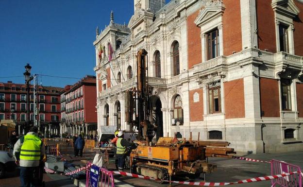 Catas de las obras de construccion de nuevos accesos al aparcamiento subterráneo de la Plaza Mayor de Valladolid en noviembre de 2017./Henar Sastre