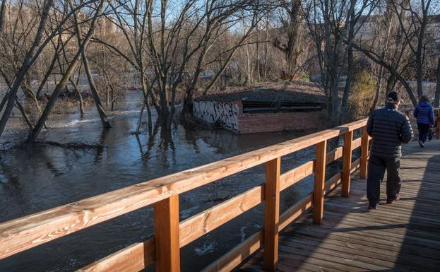 El río Adaja a su paso por Ávila. /Raúl Hernández