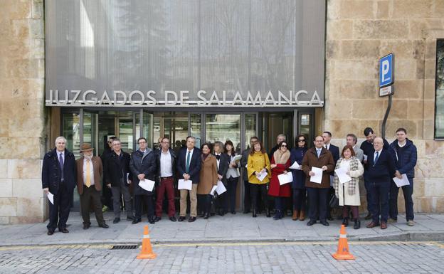 Concentración de abogados y funcionarios de Justicia ante el edificio de los juzgados de Colón. /LAYA