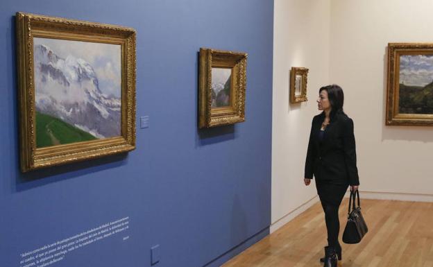 Una visitante contempla uno de los cuadros de la muestra. /LAYA