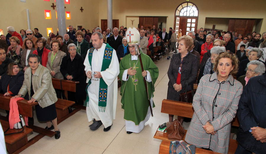 El obispo de Segovia, César Franco, oficia una misa de reparación tras el robo del copón de la iglesia de El Sotillo./Antonio Tanarro