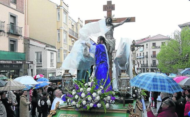 Los cofrades de San José colocan los plásticos sobre uno de sus pasos, la tarde del Jueves Santo, cuando empezó a llover./A. de Torre