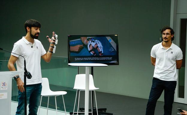 Rubén Martín García y Ramiro Sánchez Torres son los creadores de exoesqueleto./MANUEL LAYA