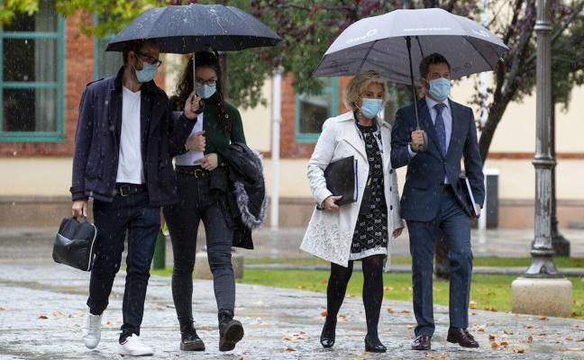 La consejera de sanidad, Verónica Casado (derecha) y la rastreadora Laura Ríos, se dirigen a la rueda de prensa./Alberto Mingueza