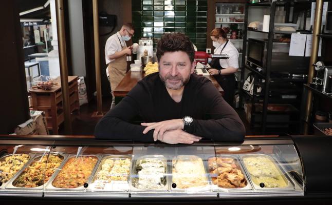 El restaurador Javier Simal posa detrás de la vitrina refrigerada con algunos de los platos que ofrece Sofrito en la Plaza del Corrillo, en Valladolid. Carlos Espeso./Carlos Espeso