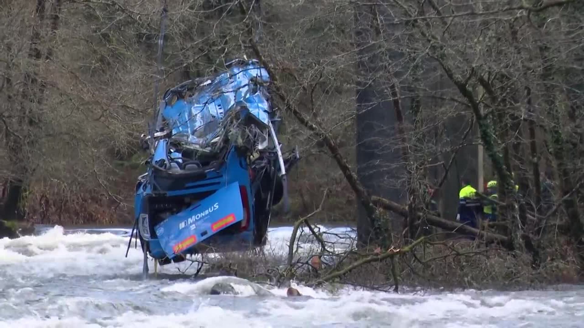 Logran sacar el autobús accidentado del cauce del río Lérez El Norte