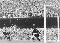 Imagen del Mundial de 1950 en Brasil, con la portería con los palos y el larguero cuadrados. / Archivo/